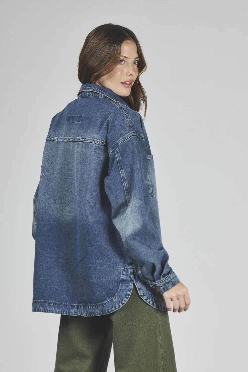 Alternative view of ART. 296 | CAMISACO OVERSIZE DE JEANS ÓXIDO RÍGIDO