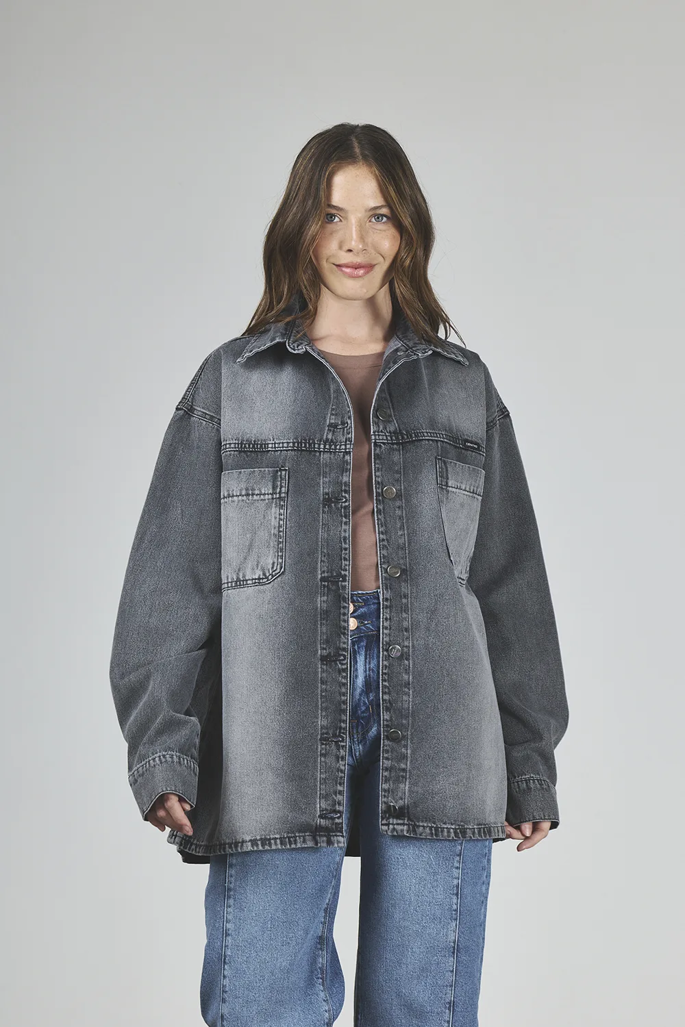 ART. 419 | CAMISA OVERSIZE GRIS CON ABERTURA LATERAL RÍGIDO