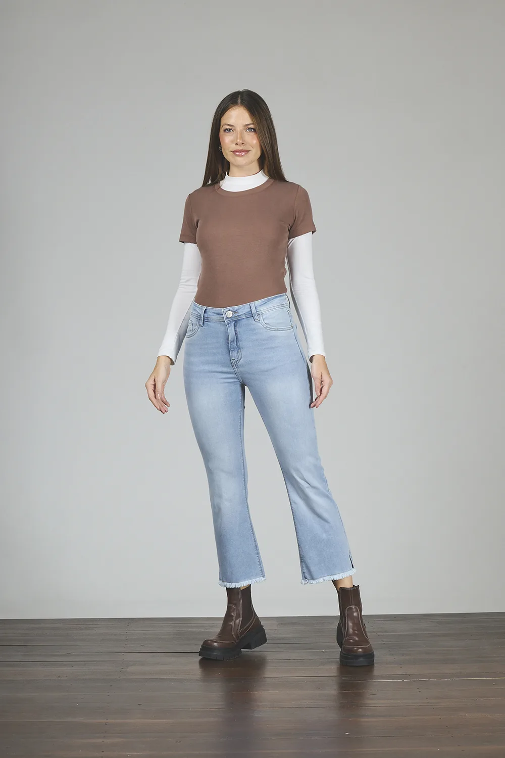 ART. 470 | CROP SEMI OXFORD CELESTE DEFLECADO CON ABERTURA EN BOTA ELASTIZADO