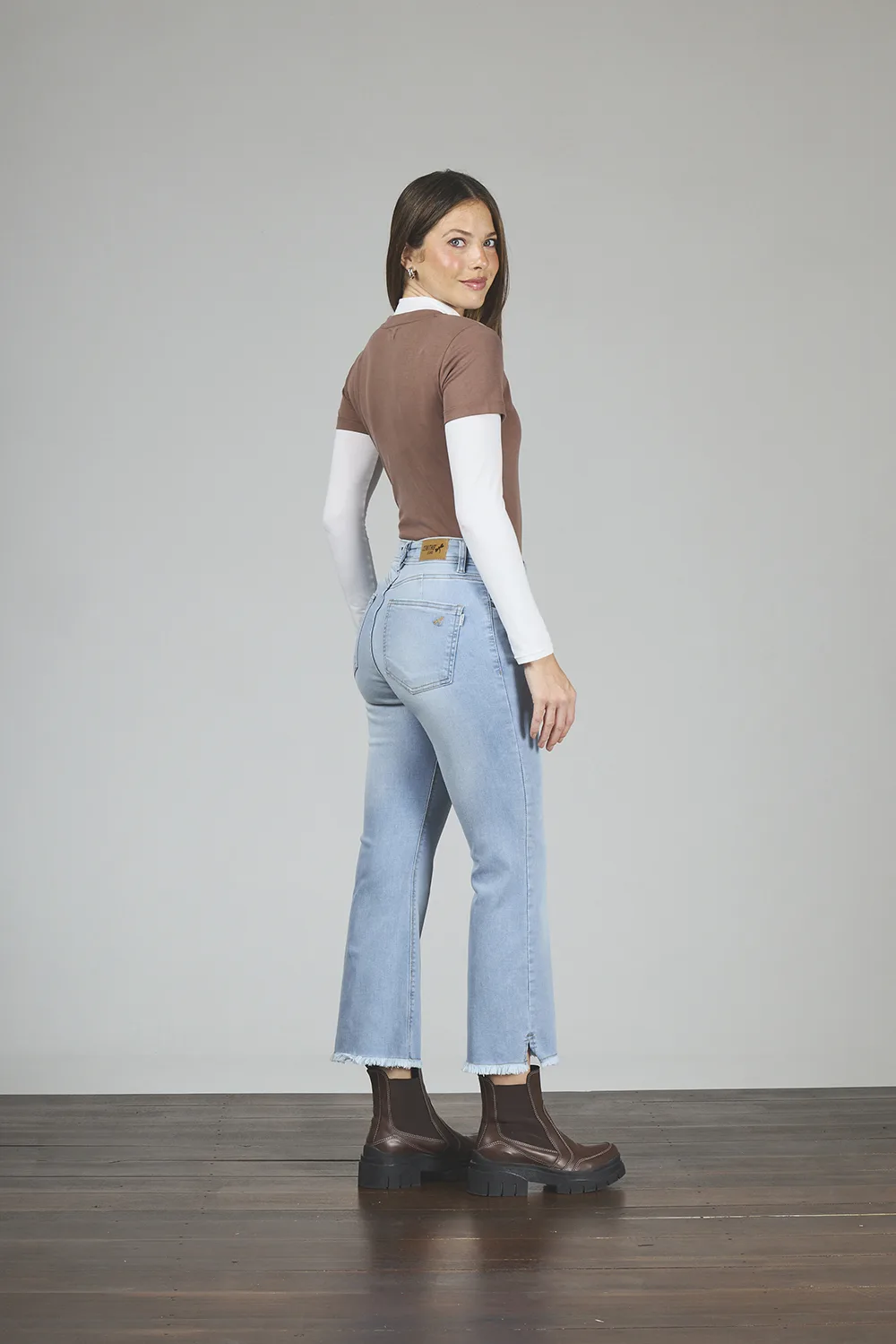 Alternative view of ART. 470 | CROP SEMI OXFORD CELESTE DEFLECADO CON ABERTURA EN BOTA ELASTIZADO