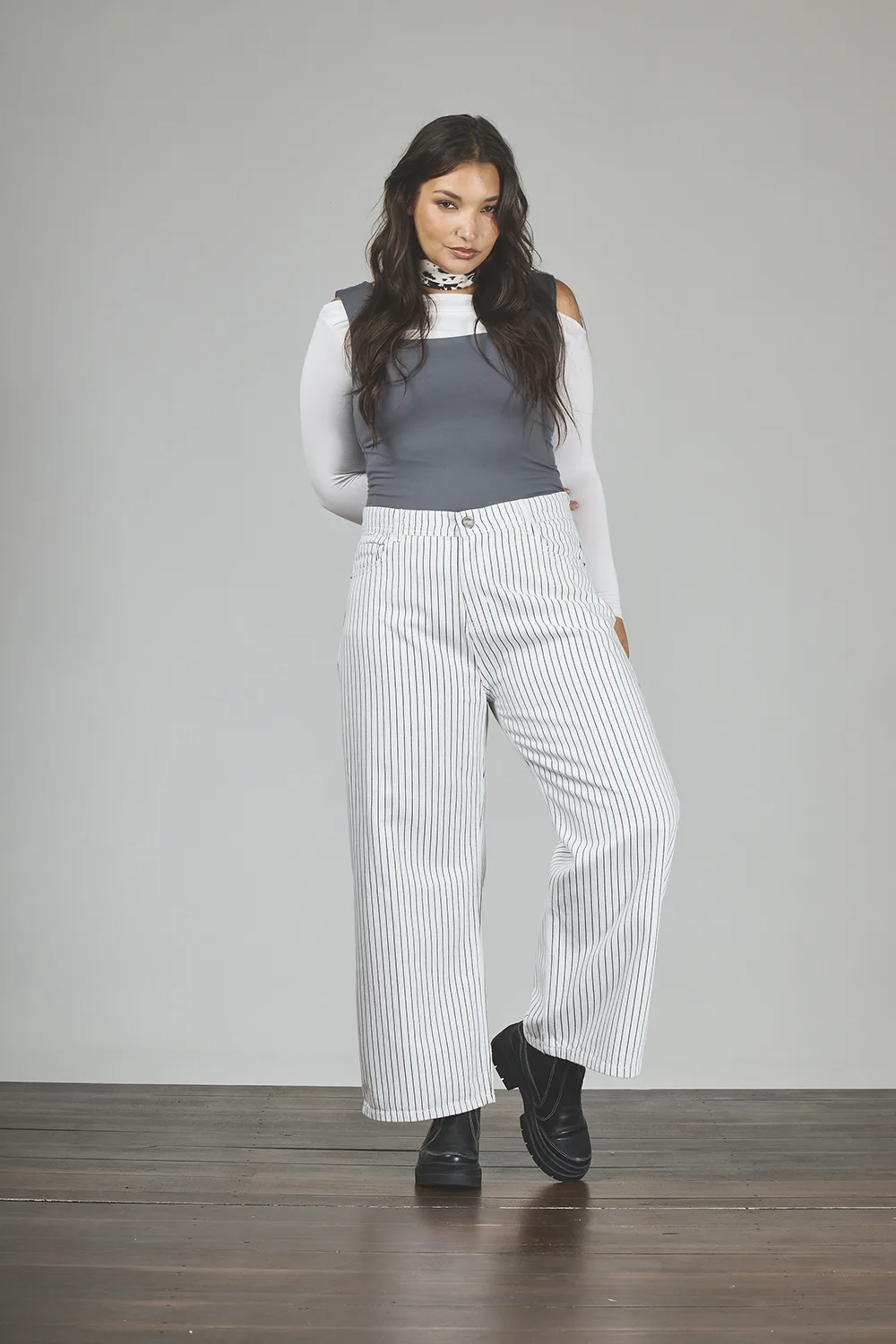 ART. 856 | DAMA CROP WIDE LEG BLANCO RAYADO RÍGIDO
