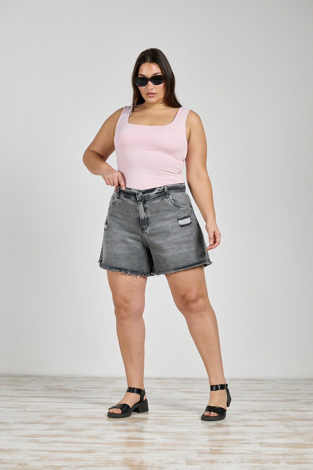ART. M-542 | SHORT GRIS CON ROTURA DEFLECADO RÍGIDO
