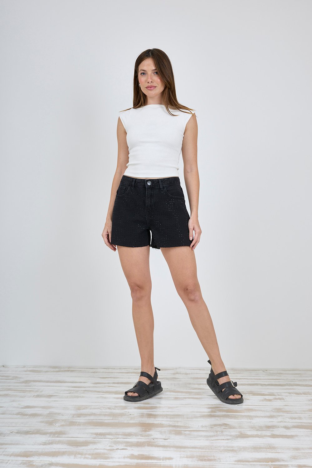 ART. C-106 | SHORT NEGRO CON BRILLO RÍGIDO