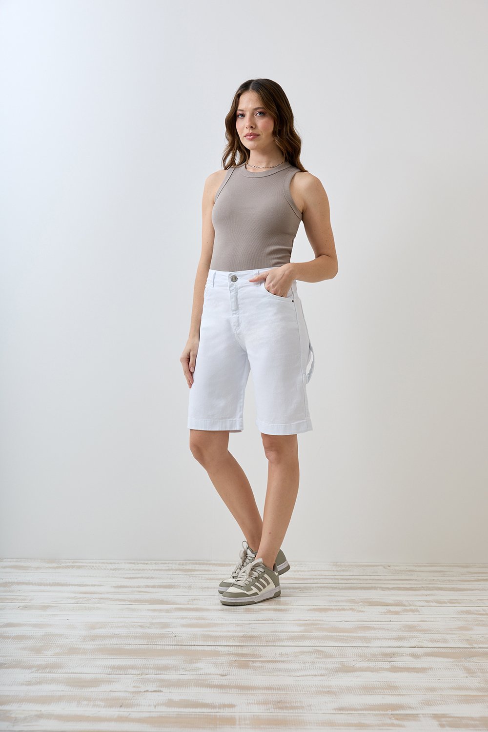ART. C-141 | BERMUDA BAGGY BLANCA CARPENTER ELASTIZADO