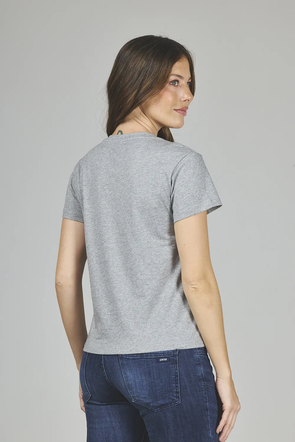 Alternative view of ART. A-47 | REMERA GRIS CUELLO EN V CON BRILLO