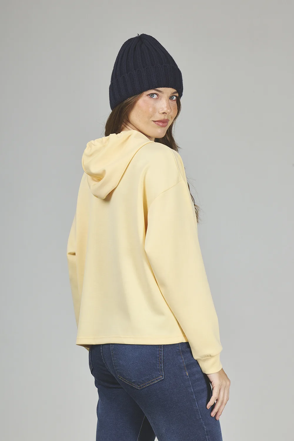 Alternative view of ART. A-65 | BUZO CROP AMARILLO CON CAPUCHA LIBELULA