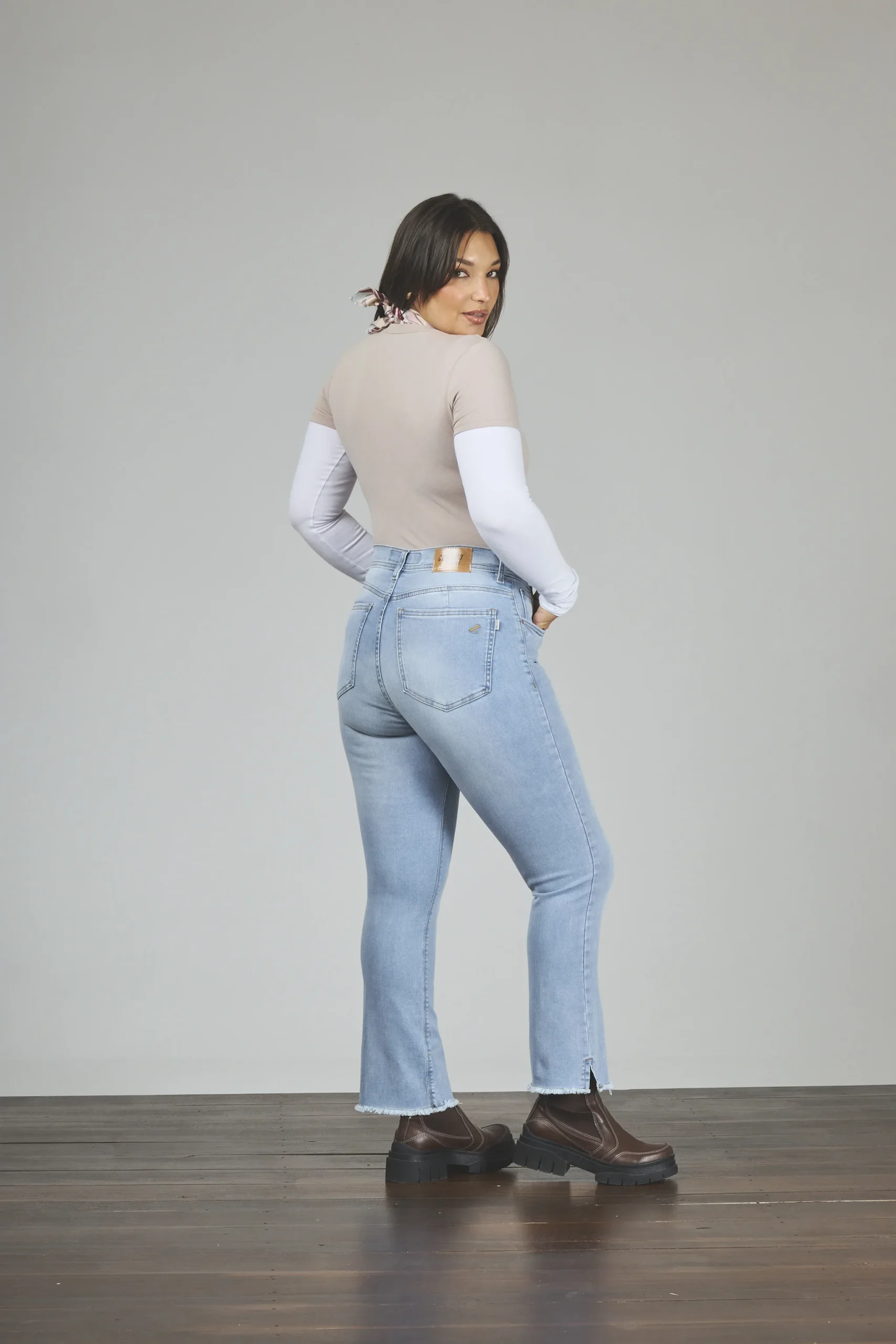 Alternative view of ART. 895 | CROP SEMI OXFORD CELESTE DEFLECADO CON ABERTURA LAT ELASTIZADO